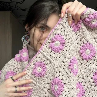 Кохейри вяжет