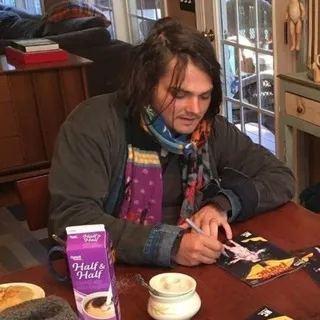 gerard way c꩜nf & daily
