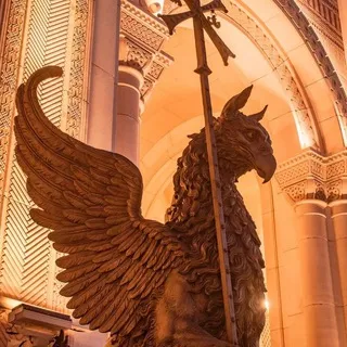 Караимскій дворикъ «Золотой грифонъ» им. Якова Слащева