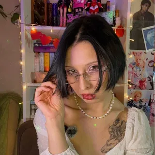 королева эскапизма📚🌙