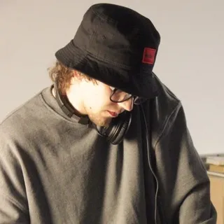 TRSTNØ1 / TRUSTNÒÓNE