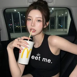 爱喝麦当劳可乐的女孩