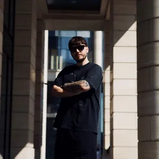 Денис думает, что он фотограф