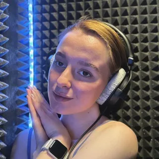Софья болтает в микрофон🎙️