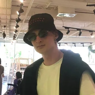 Мне тут не до смеха