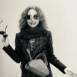 Юна Лан психолог-романист