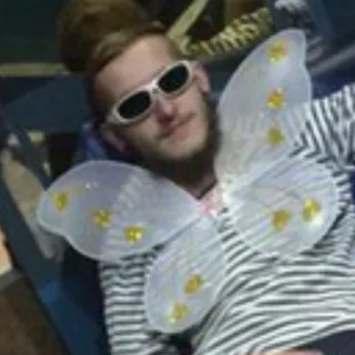 Юнга опять что-то сочиняет