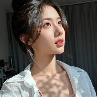 阳光射在脸上的妹子☀️