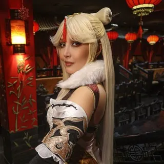 Lessa cosplay