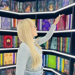 Под тысячами книг...🐻