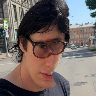 в одной комнате